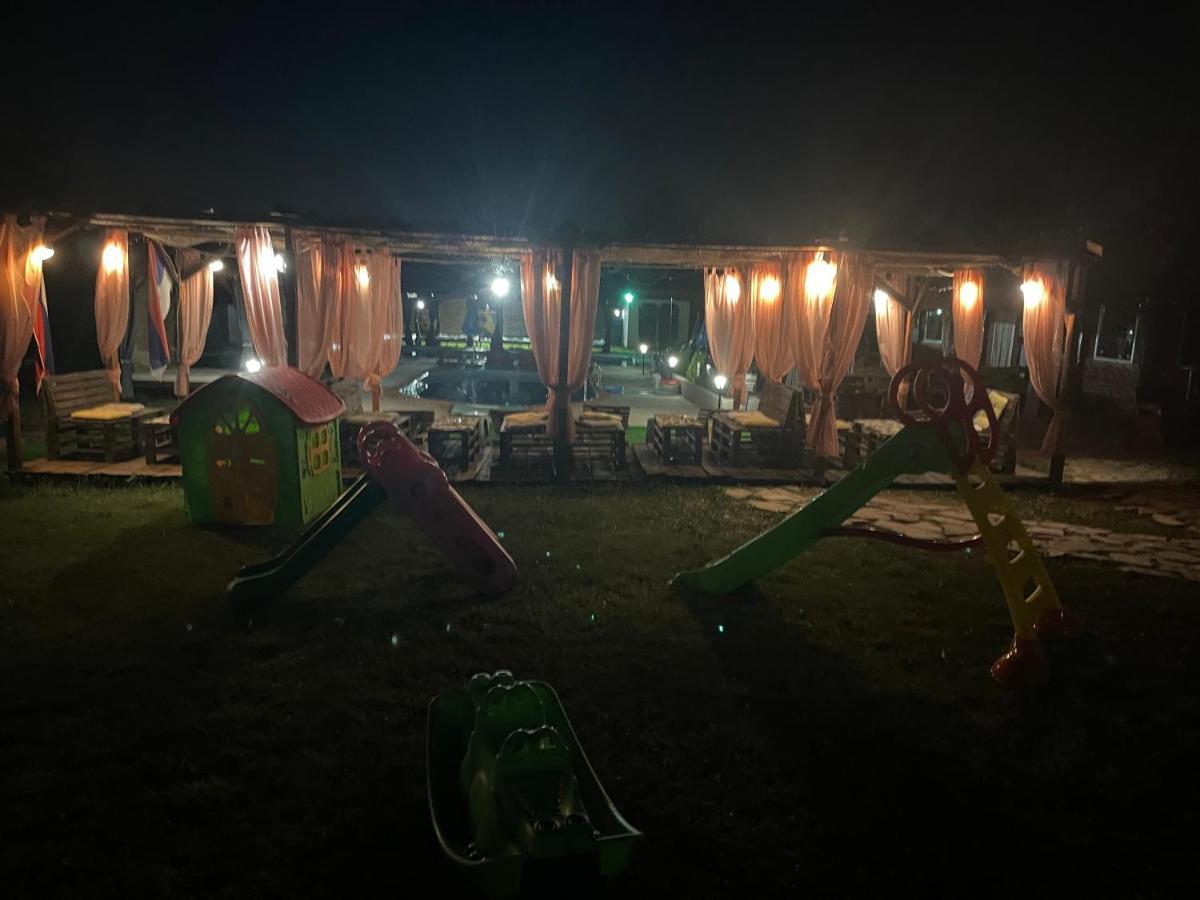 Brvnare Rodjak Sa Sela Lodge *